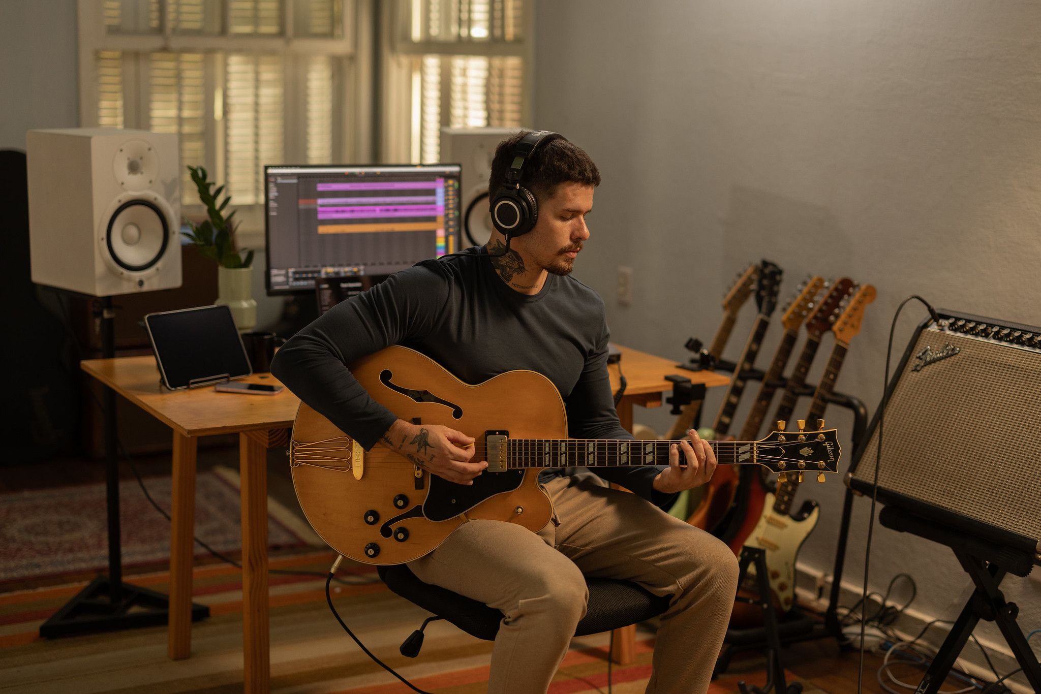 Guitarrista grabando Musica